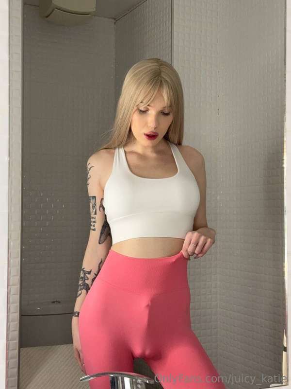 A hot transsexual @Milana_ts_free is ready to fulfill all yo..