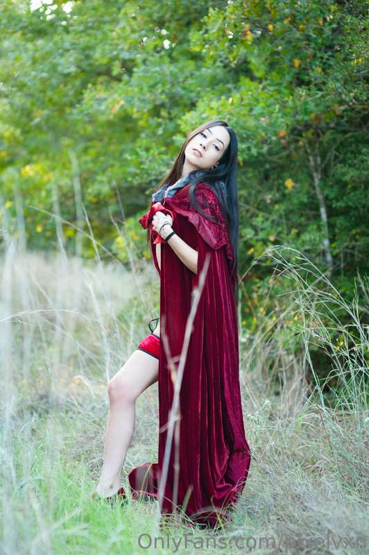 Little red riding into the weekend ♥️🖤 4
