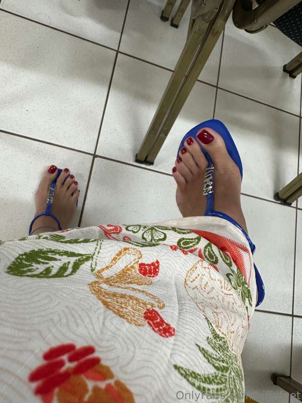 I love thong sandals.They sexy as thing panties.What do you ..
