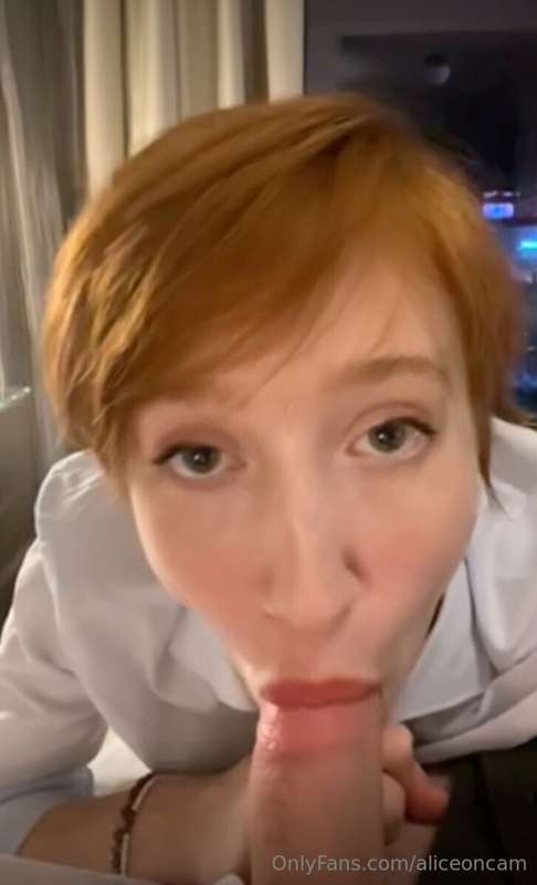 Don't I look cute with a cock in my mouth? 👅  you can see me..