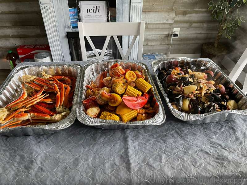 Watching the bucs game and eating seafood 🦞 1