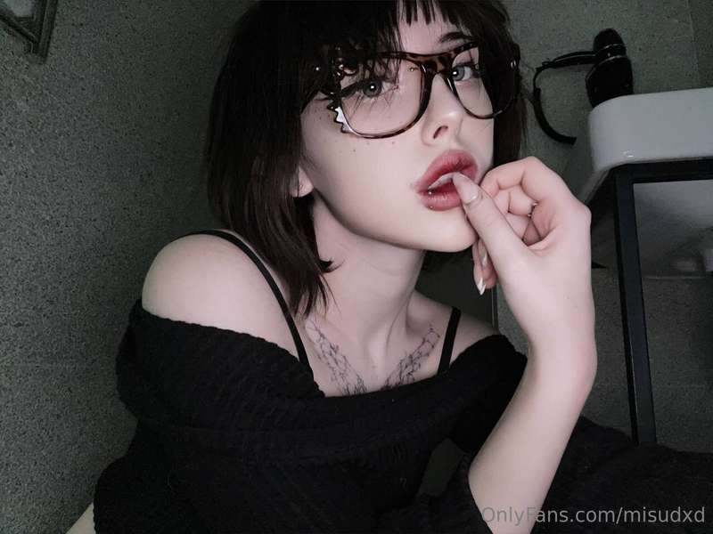 I think these black glasses look good on me haha and complem..