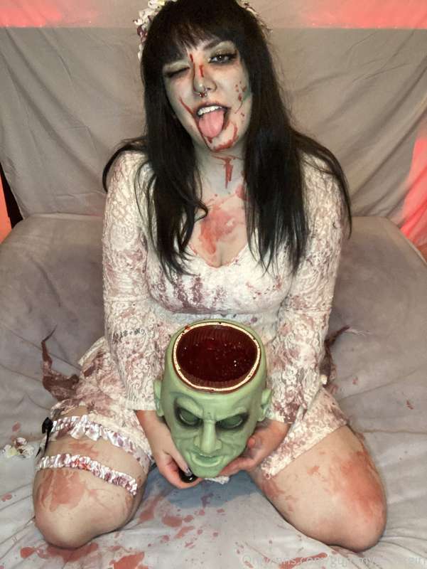 ⚠️Fake Gore Warning ⚠️ It’s just jello “brains” and the head.. 12