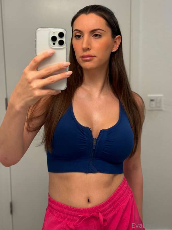Like if you'd get sweaty with Mommy 💪😈💦