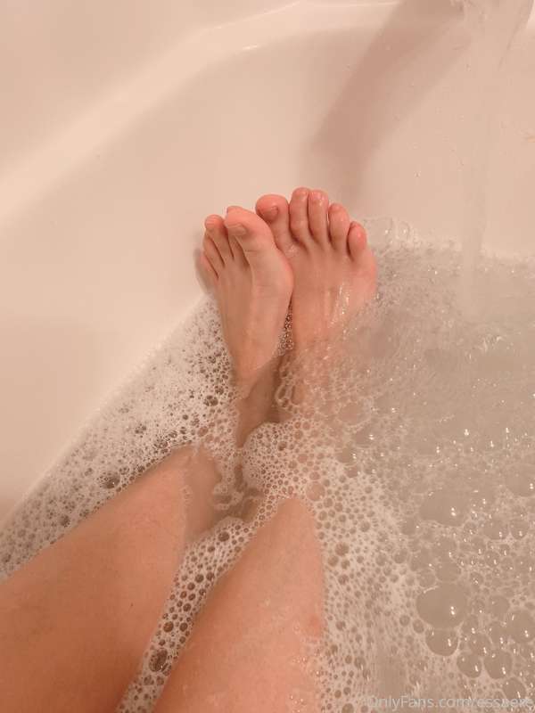 bathtub feet fun! a couple of pics of my toes n soles with s.. 2