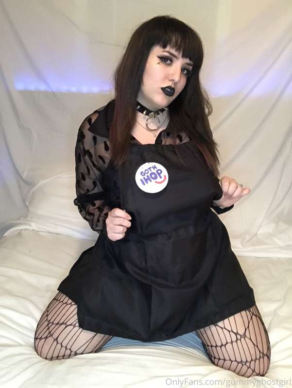 Hi, I’ll be your waitress at Goth IHOP 🥞🖤 13