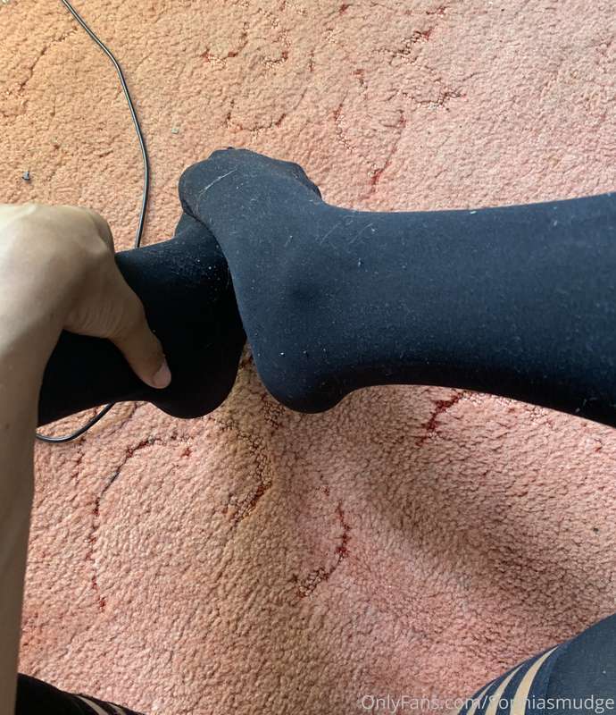 QUESTION 2 Is all about feet 😏  What is the official name fo.. 3