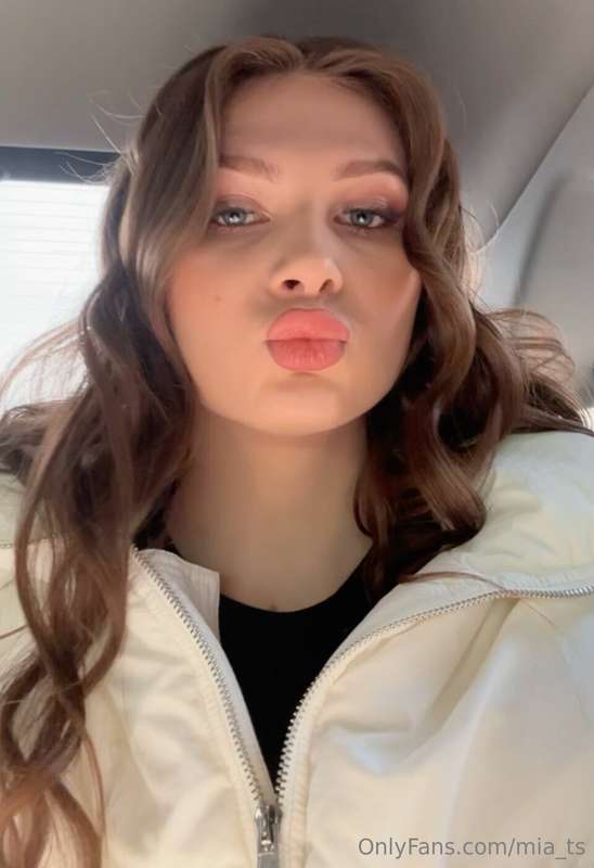 💋 Giving gentle kisses to all my favorite subscribers!Huggin..
