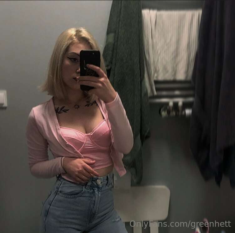 🌹 Let me be the one you think about when the night falls.