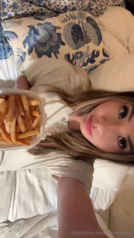 should I collab with my asian gf @caliiroll 😍here’s 1 free m.. 4