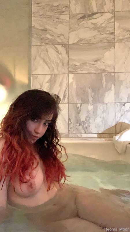 The bathtub in this hotel is AMAZING and I never wanna get o.. 1