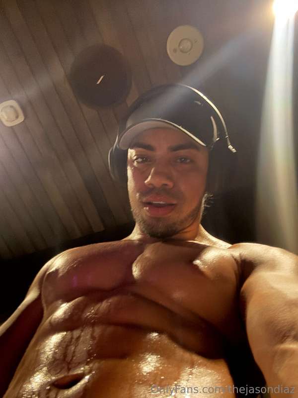 Who's ready to stick their face in between my sweaty abs? 👅