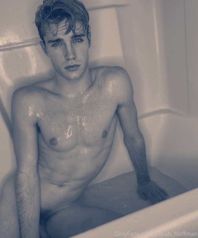 Tub time anyone? 😈💦 4