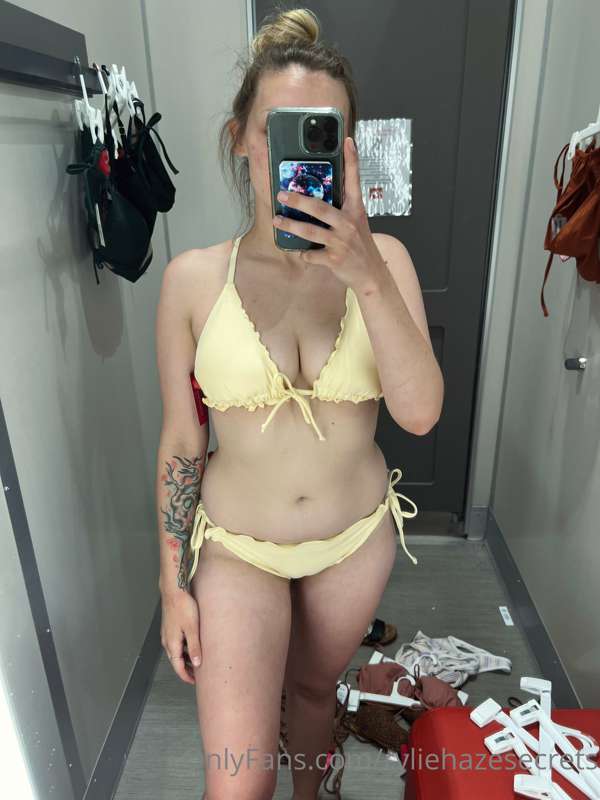 Do you like my new bathing suit?! 🤤 💛✨😇 2