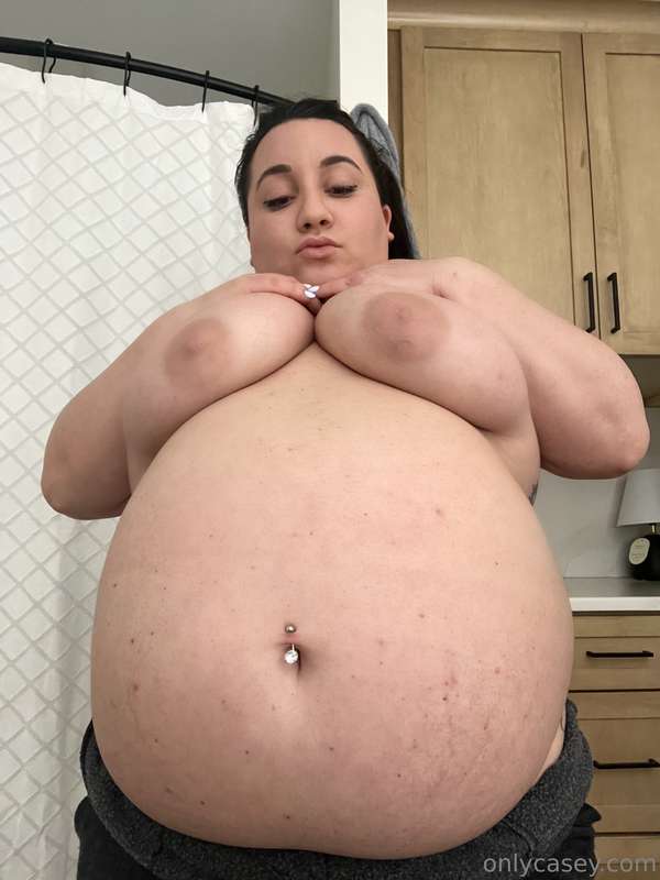 Omg I’m gonna POP 😅😍 Sooooo bloated and boooozy  and now I h.. 2