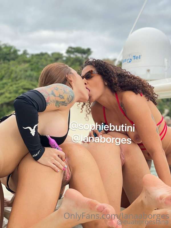 Claro que rolou um beijo entre nós duas antes da gente chupa..