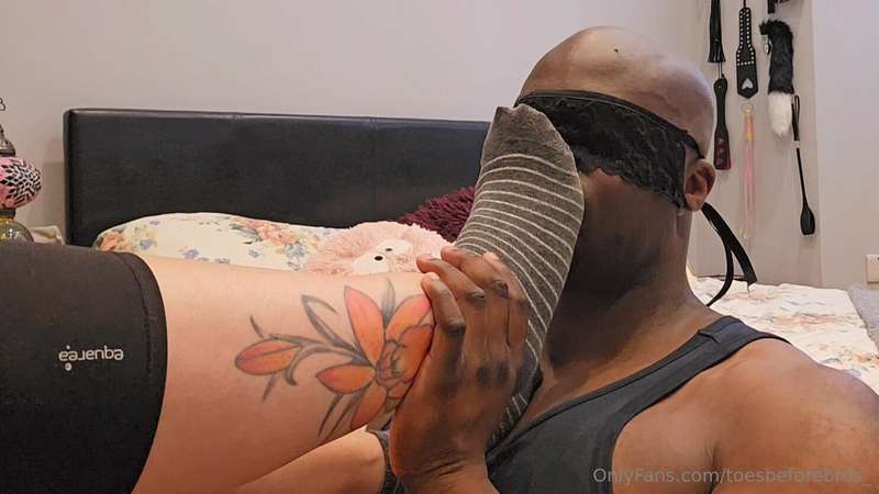 Next up is @fairtradefeet as she lets me worship her smelly ..