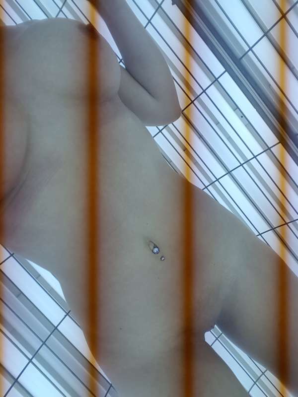 A sneaky peek inside the sunbed today 🌞 11