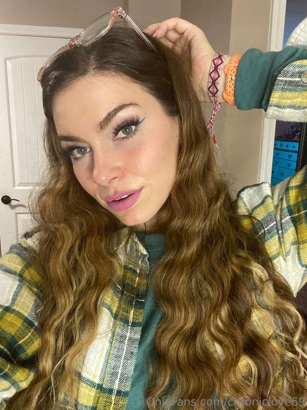 A makeup slay selfie moment turns into a boobie photo shoot .. 2