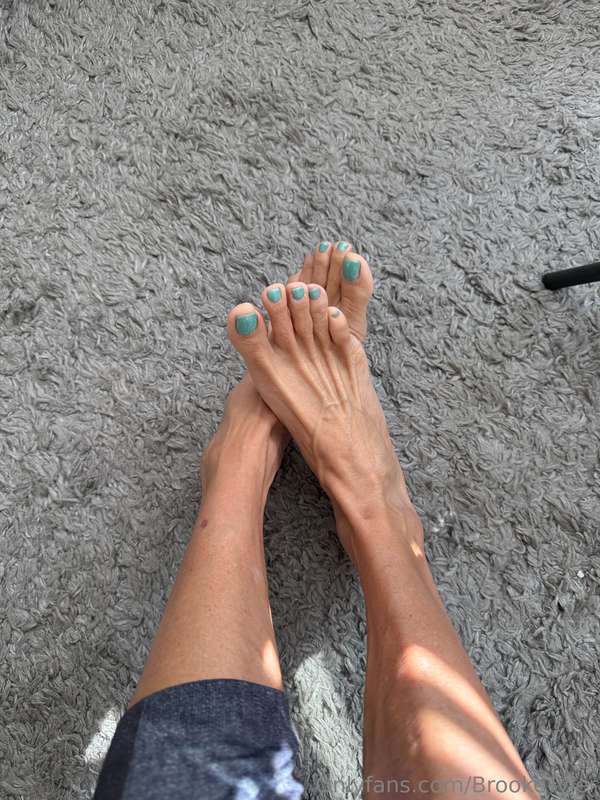 I got a fresh pedicure for all of you feet lovers out there... 3