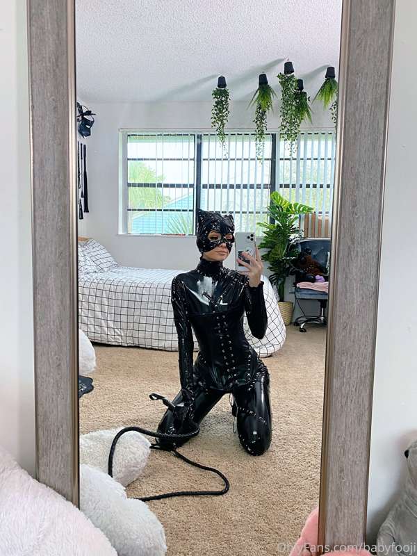 Catwoman (latex) pt. 2 🐱💗 Im definitely bringing this set ba.. 1