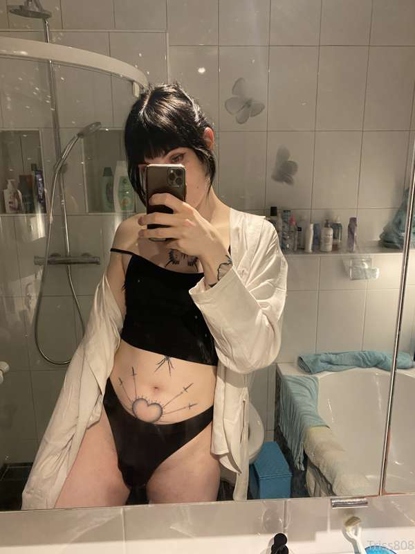 Hi everyone! 🖤

I took some dumb pics in my bathroom last sa.. 18