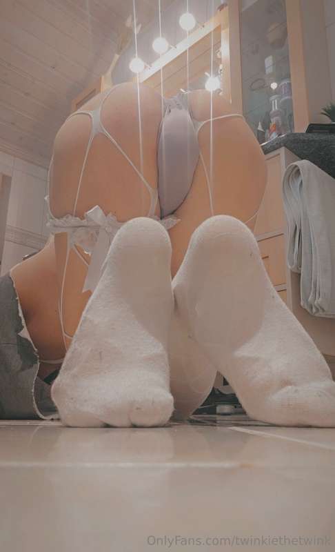 I promise I'm just wearing my booty shorts because they're c.. 3