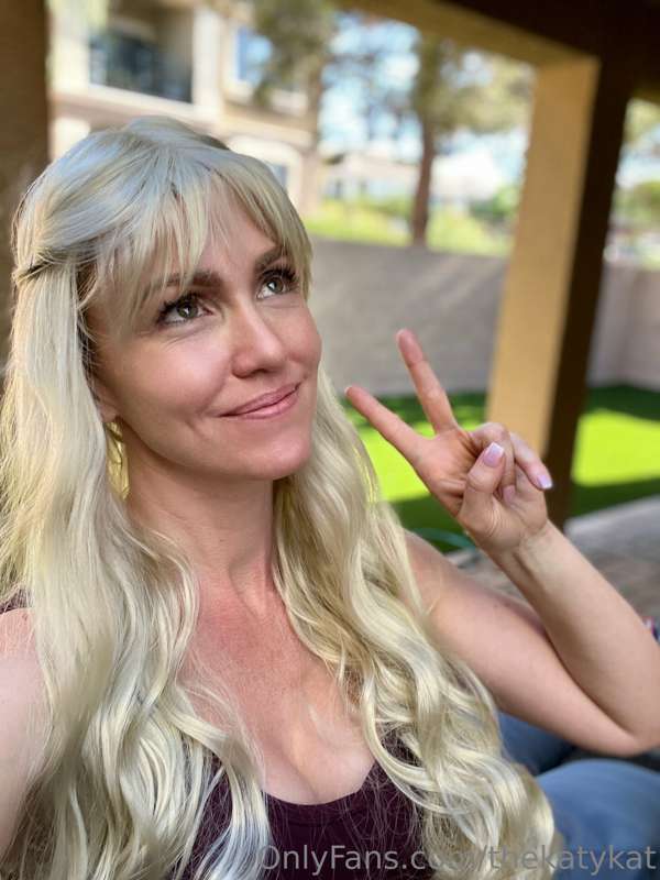 Me with long hair.  Ok, fine.  Whatever.  It's a wig.
