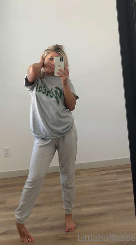 Good morning… i woke up so wet today 🥵 who’s gonna do 1:1 se..
