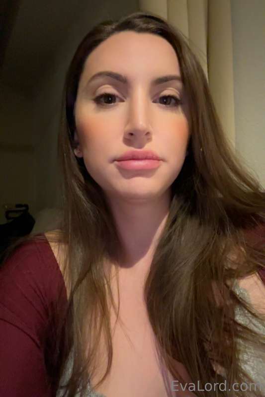 Who wants a trans girl with an angel face and a thick cock? ..
