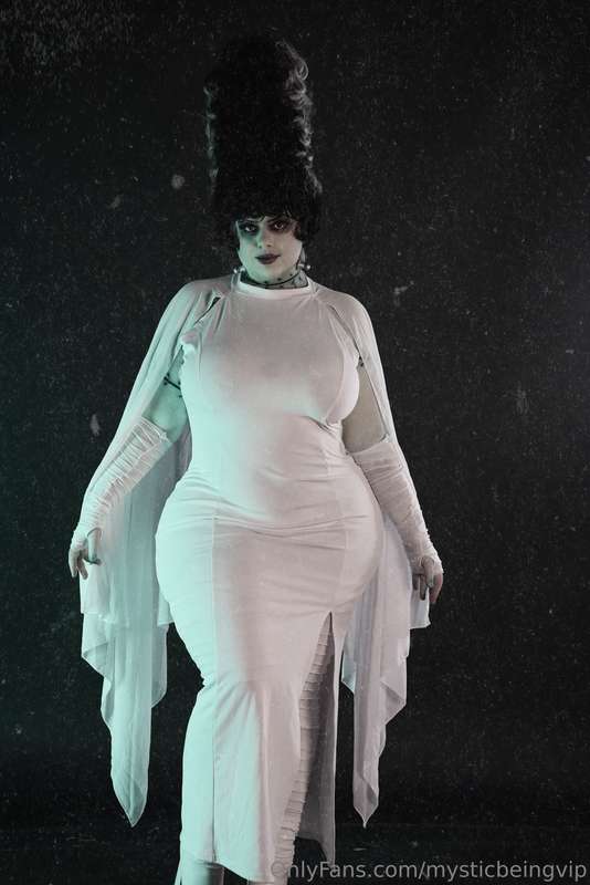 Day 14/31 days of Halloween | Bride of Frankenstein 🖤🤍 4