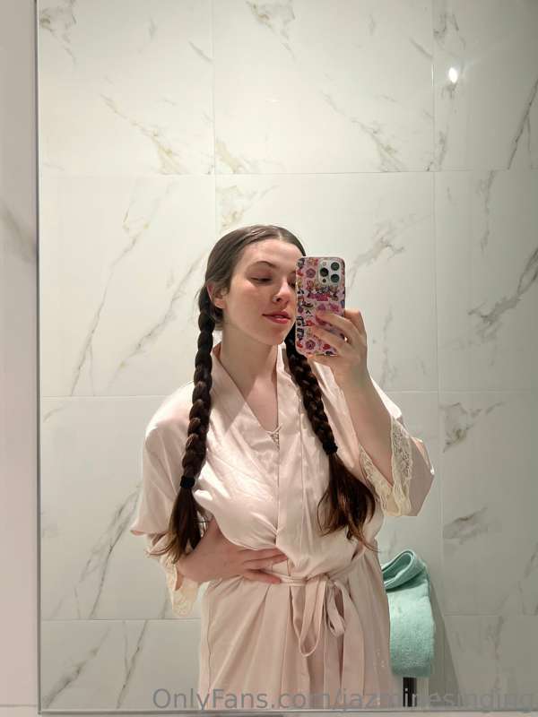 Swipe for less gown 👀 also check my story😉 ok that’s it Good..