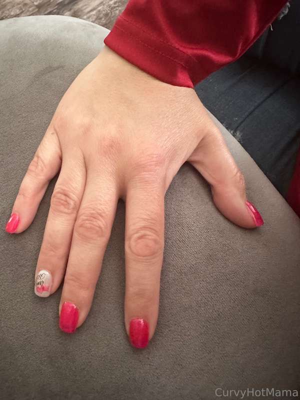 Today was nail day! Valentine’s Day nails it is! 💕 1