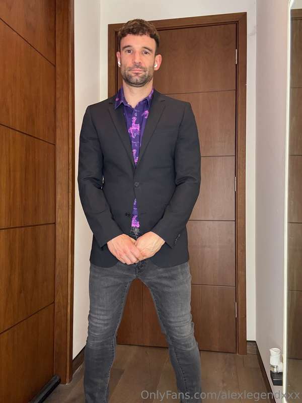 Looking just as good with all my clothes on!😎