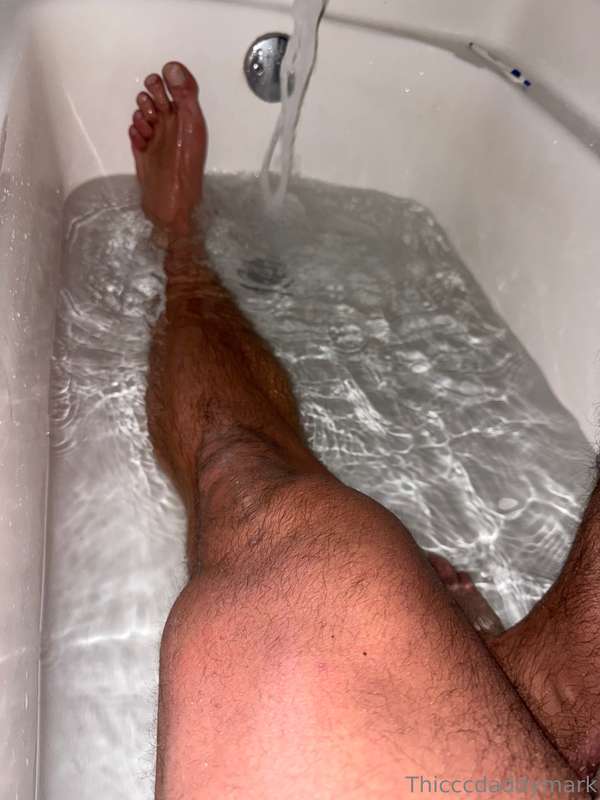 Need a bigger bath and someone to keep me warm 😩 🛀 