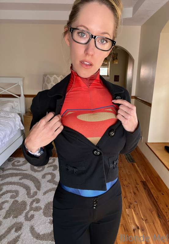 Supergirl lost control and squirted all over 💦