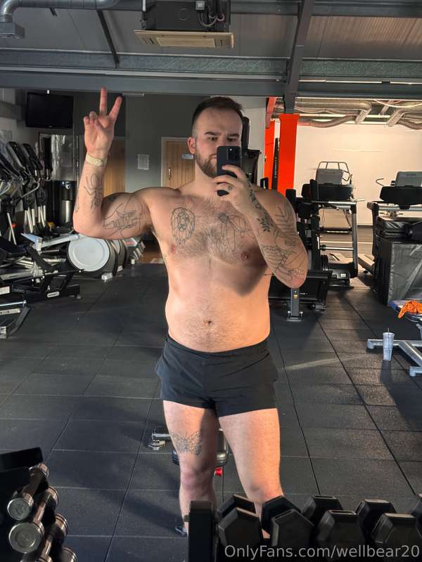 Sweaty post gym photoshoot 🫃🏻🥵 2