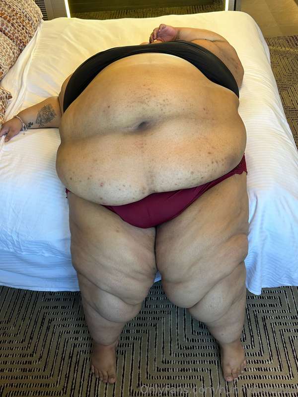 Big round belly like a donut 🍩 😋 4