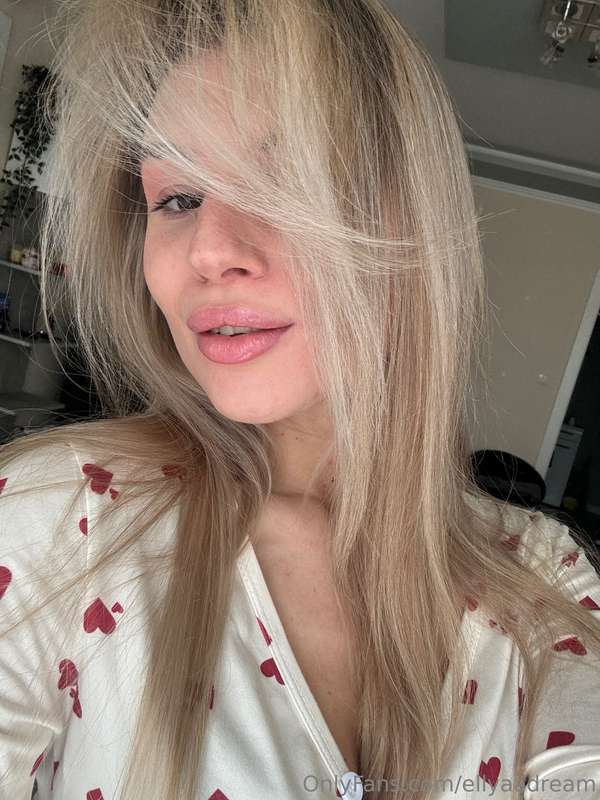 Hey loves! ✨ Ready for some quick facts about me?🖤 I'm obses.. 2