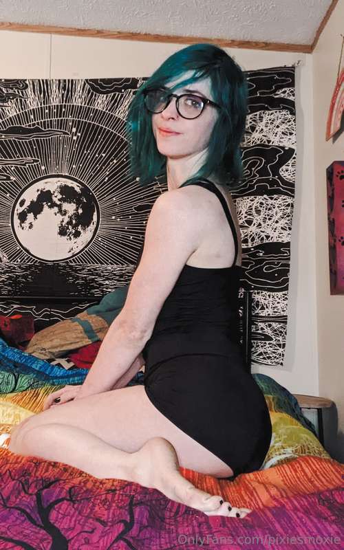 Pixiesmoxie - Onlyfans - 01 May, 2024 2