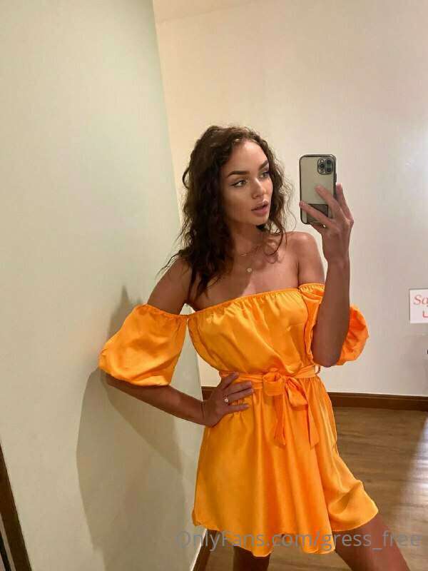 Do you like the way I look in my dress?🙈💝