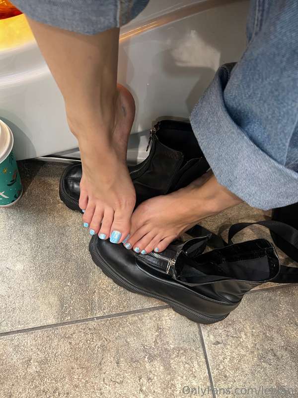 Blue chrome with gems on my toes 😍 hands coming soon with th..