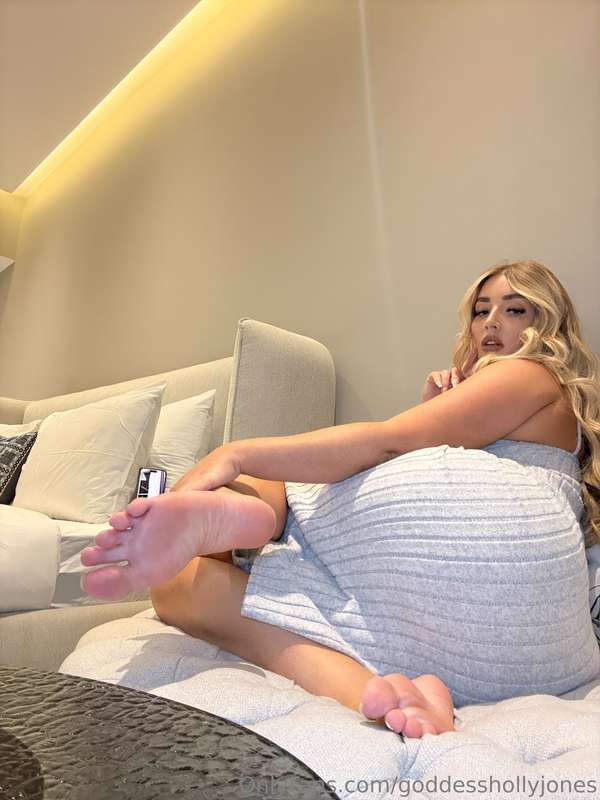 Every foot pic you jerk to costs a little more of your digni..