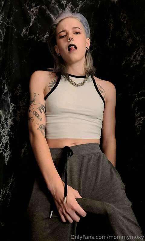 HardFemme gets hard in her sweatpants 15
