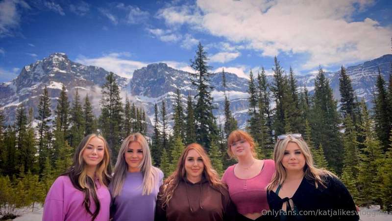 Us or the mountains? @katjauncensored for more from this tri..