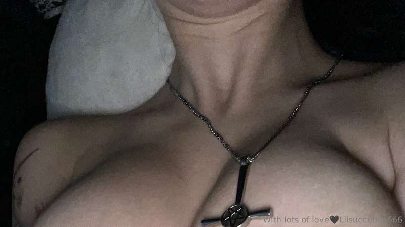 Come suck on my big goth tits 😘