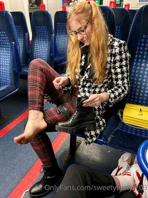 Lick my feet clean after a night out 🔥 15