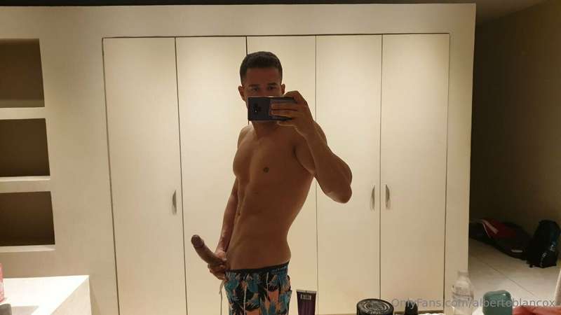 Es demasiado larga?? 🙈 Que te parece?? 😈🍆

Is it too long? 🙈..