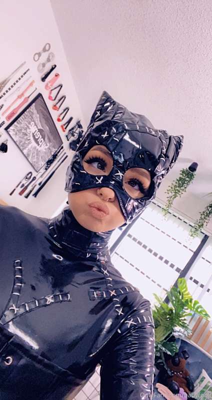 Catwoman (latex) pt. 2 🐱💗 Im definitely bringing this set ba.. 8