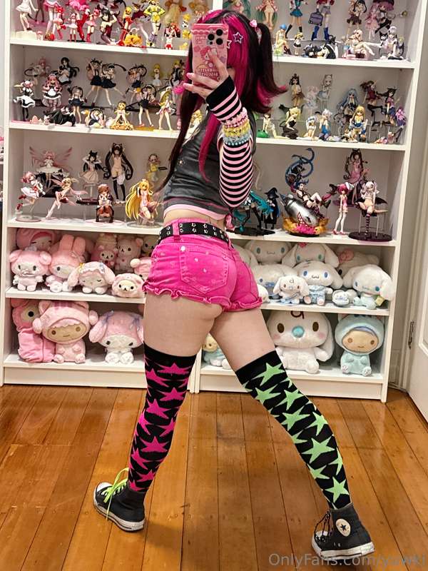 i luv slutty shorts!!! im still having issues w my messages ..